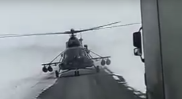 Helicóptero faz paragem na estrada para pedir indicações