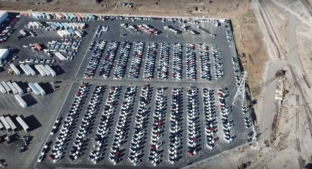 Drone capta centenas de Tesla Model 3 em fábrica