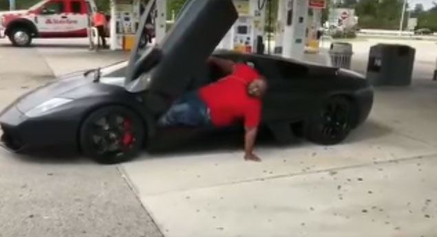 Sair de um Lamborghini deixa qualquer um de rastos (c/vídeo)