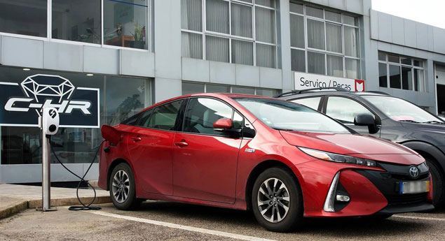Toyota instala postos de carregamento elétrico nos concessionários