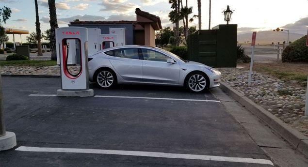 Tesla Model 3 “caçado”