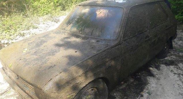 Peugeot 104 “conservado”na lama