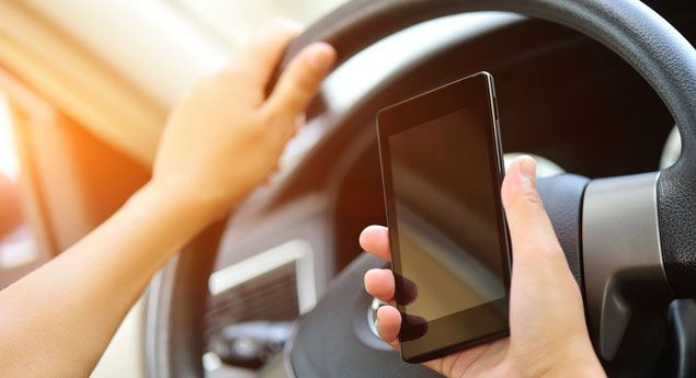 Código da Estrada. Alterações agravam multas por telemóvel ao volante