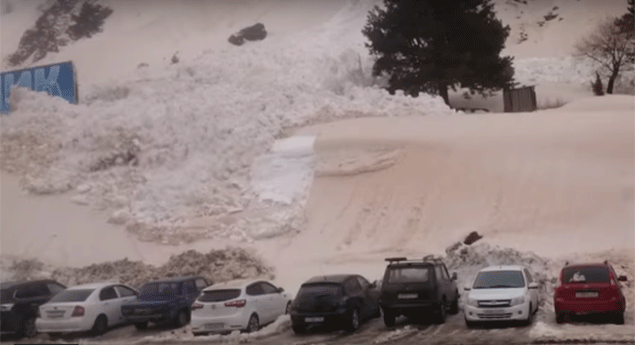 Avalanche “engole” carros na Rússia