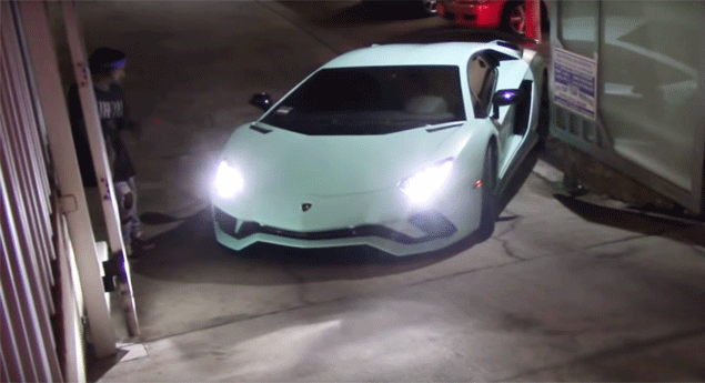 Justin Bieber aflito com o seu Lamborghini