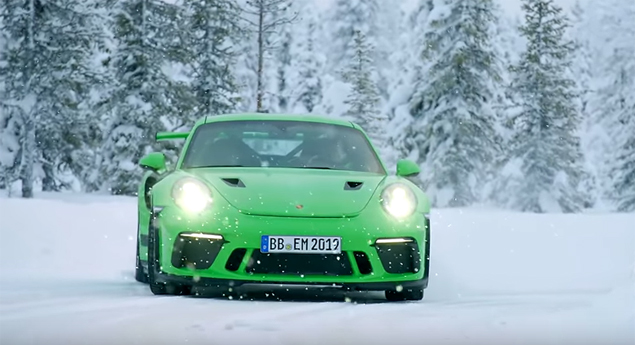 Novo Porsche 911 GT3 RS tem apetência para a neve