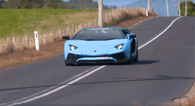 Este Lamborghini Aventador SV não conhece curvas