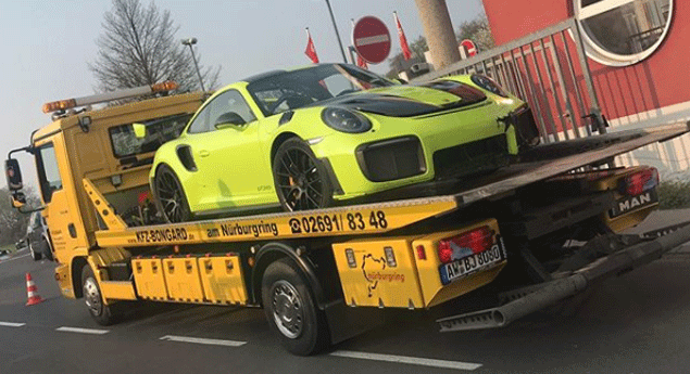Este Porsche 911 GT2 RS não resistiu ao inferno verde