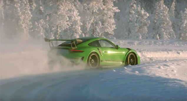 Porsche mostra 911 GT3 RS a deslizar no gelo