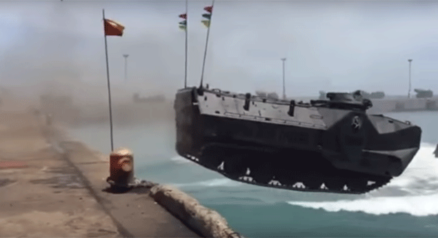 Veículos militares anfíbios mergulham no oceano
