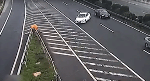 Pára no meio da autoestrada e provoca despiste de dois camiões