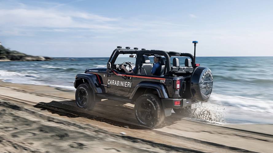  Jeep Wrangler de la policía protege las playas italianas