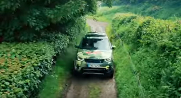 Bear Grylls e Land Rover surpreendem o ‘Baby Bear’