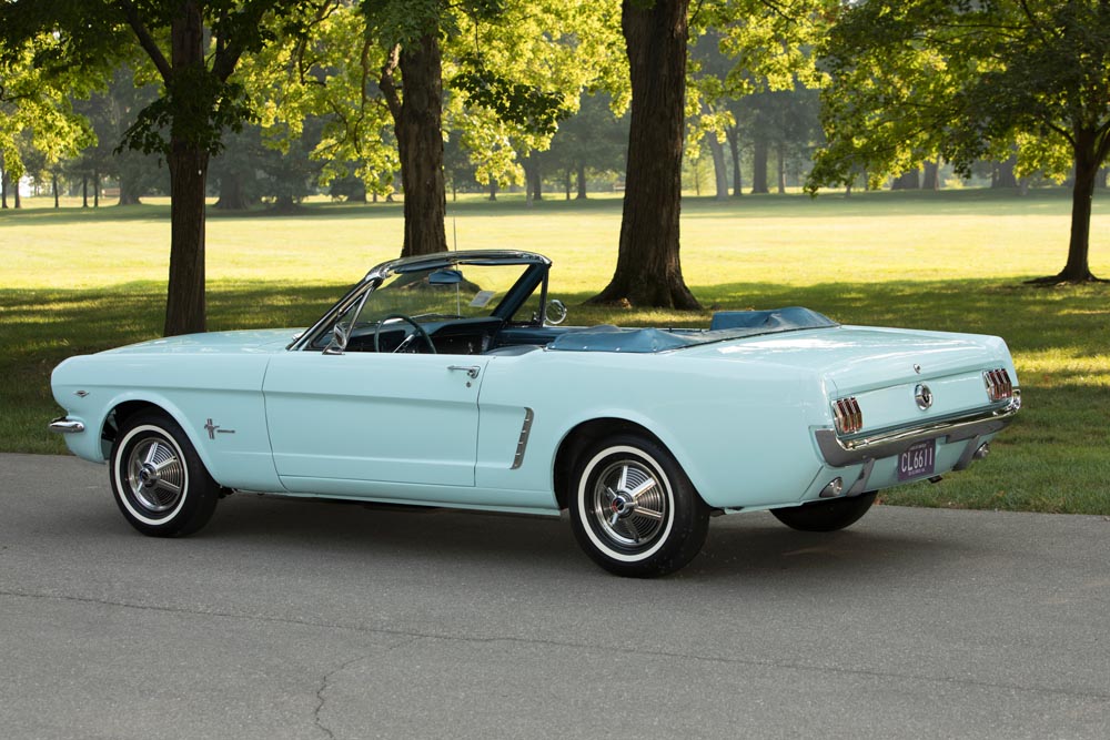 O primeiro Ford Mustang vendido, dois dias antes da apresentação oficial da primeira geração do modelo, a 17 de abril de 1964