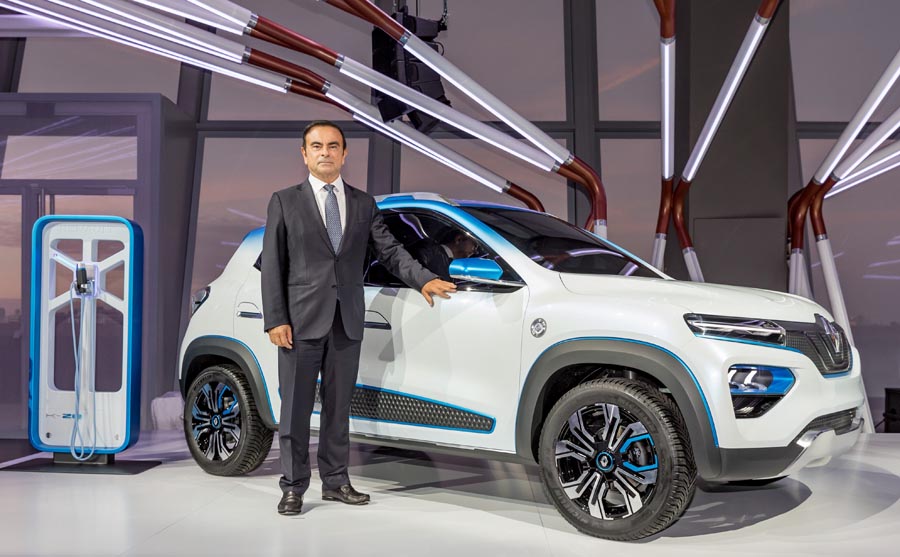 Carlos Ghosn, ainda como CEO da Renault, ao lado do showcar K-ZE, decorria o ano de 2018