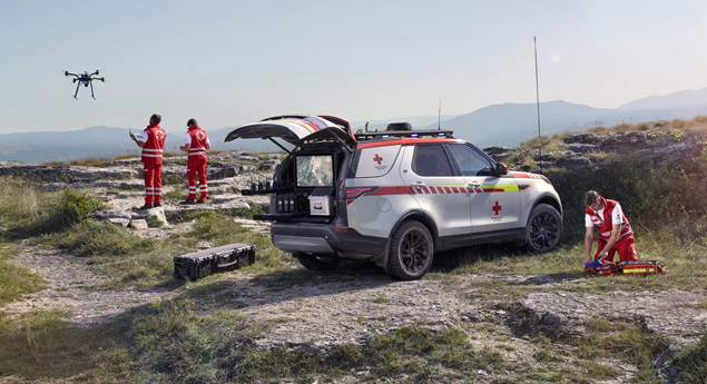 Land Rover Discovery para a Cruz Vermelha mostra-se em Paris