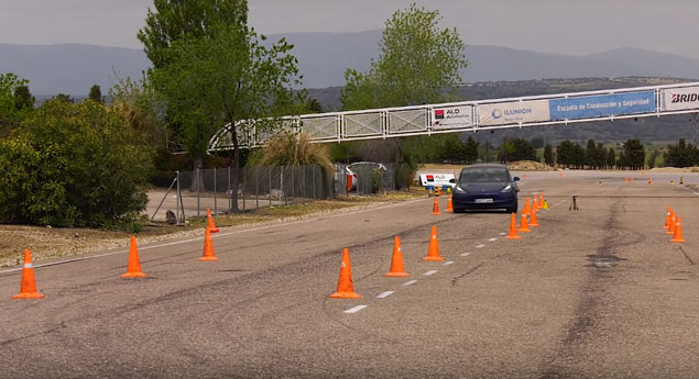 Tesla Model 3 faz teste do alce sem coiçes (com vídeo)