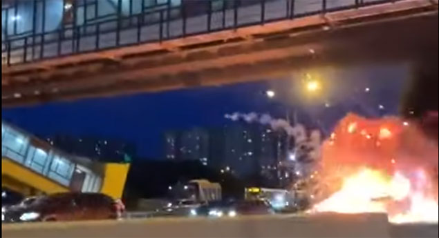 Tesla Model 3 atinge camião e explode violentamente (vídeo)
