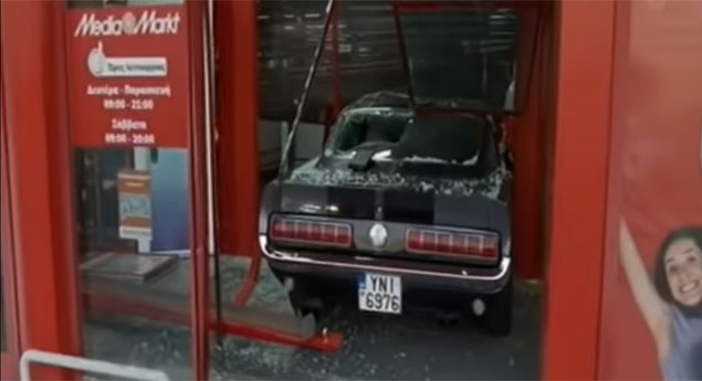 Ladrões destroem Mustang de ’67 para roubar…Três Playstations (vídeo)