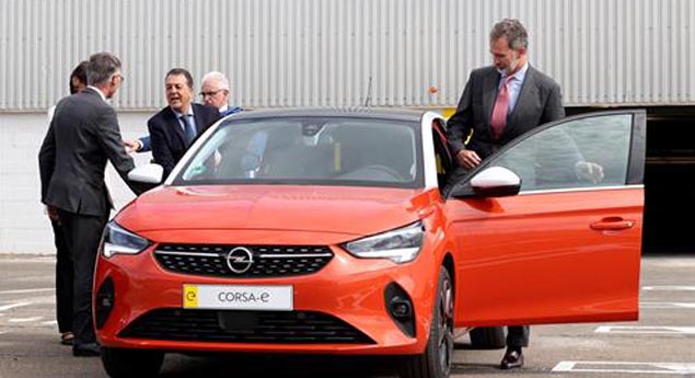 Rei de Espanha visita fábrica do grupo PSA e conduz Corsa elétrico