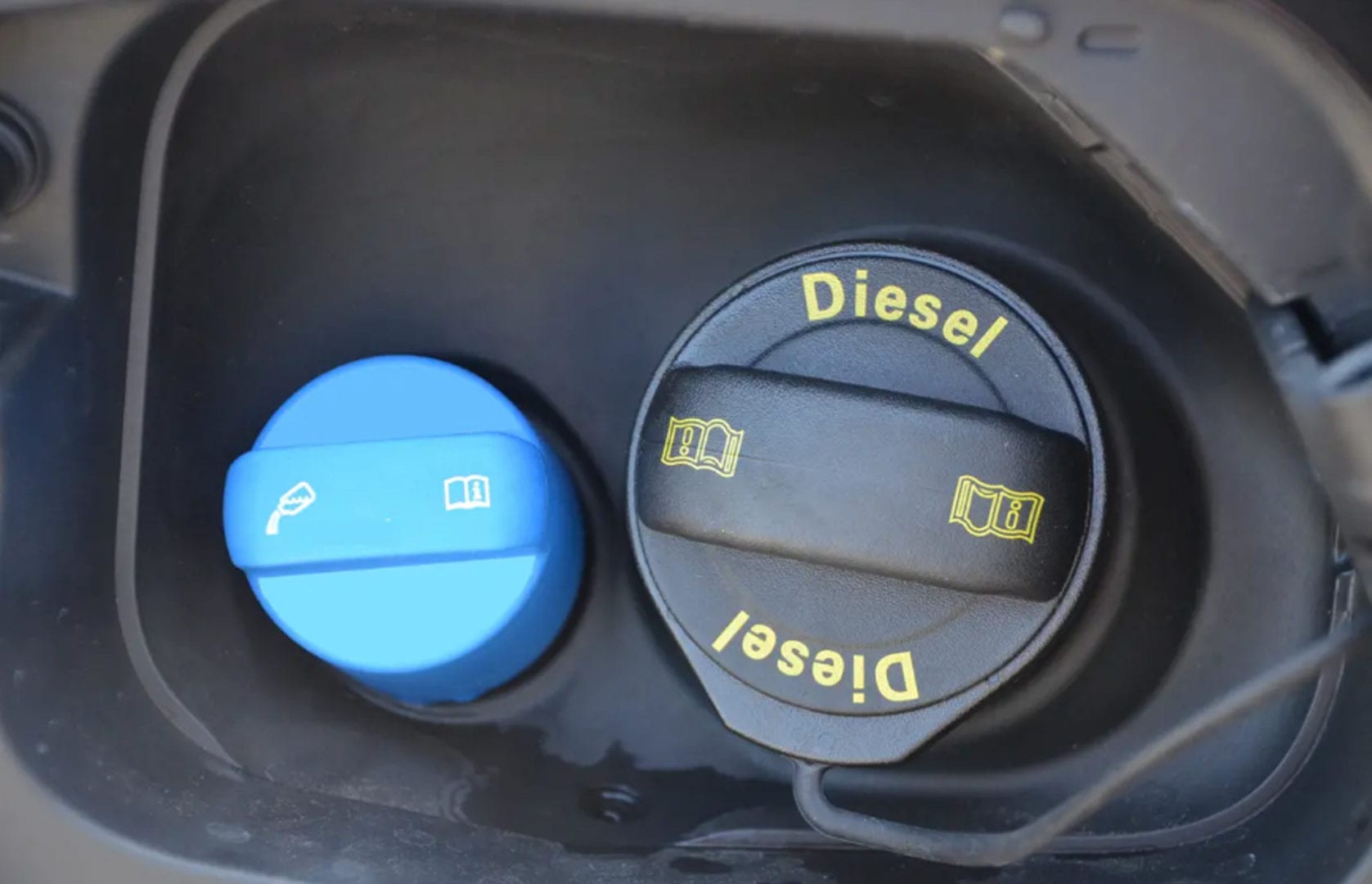 O tampão do depósito de combustível tem uma cor específica para evitar enganos