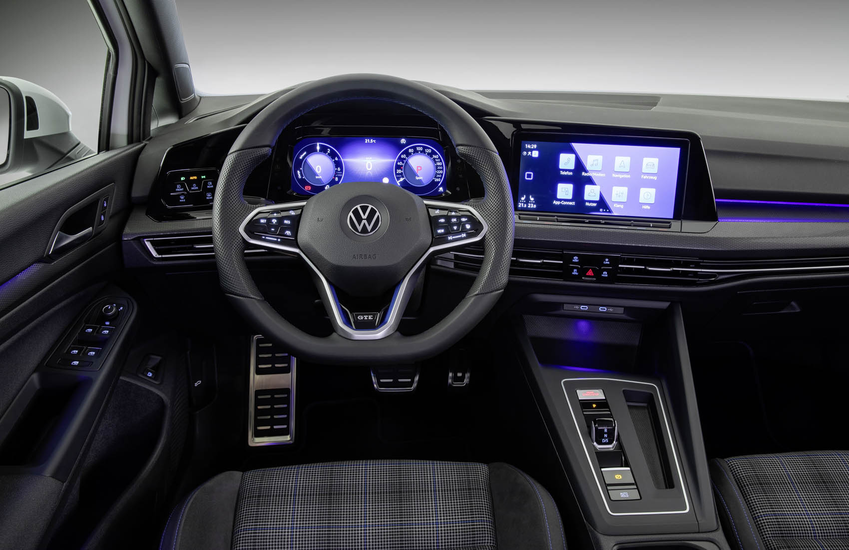 Com um cockpit idêntico ao do GTI, o Volkswagen GTE diferencia-se pela cor azul, também dos pespontos... além de algumas funcionalidades específicas desta versão híbrida