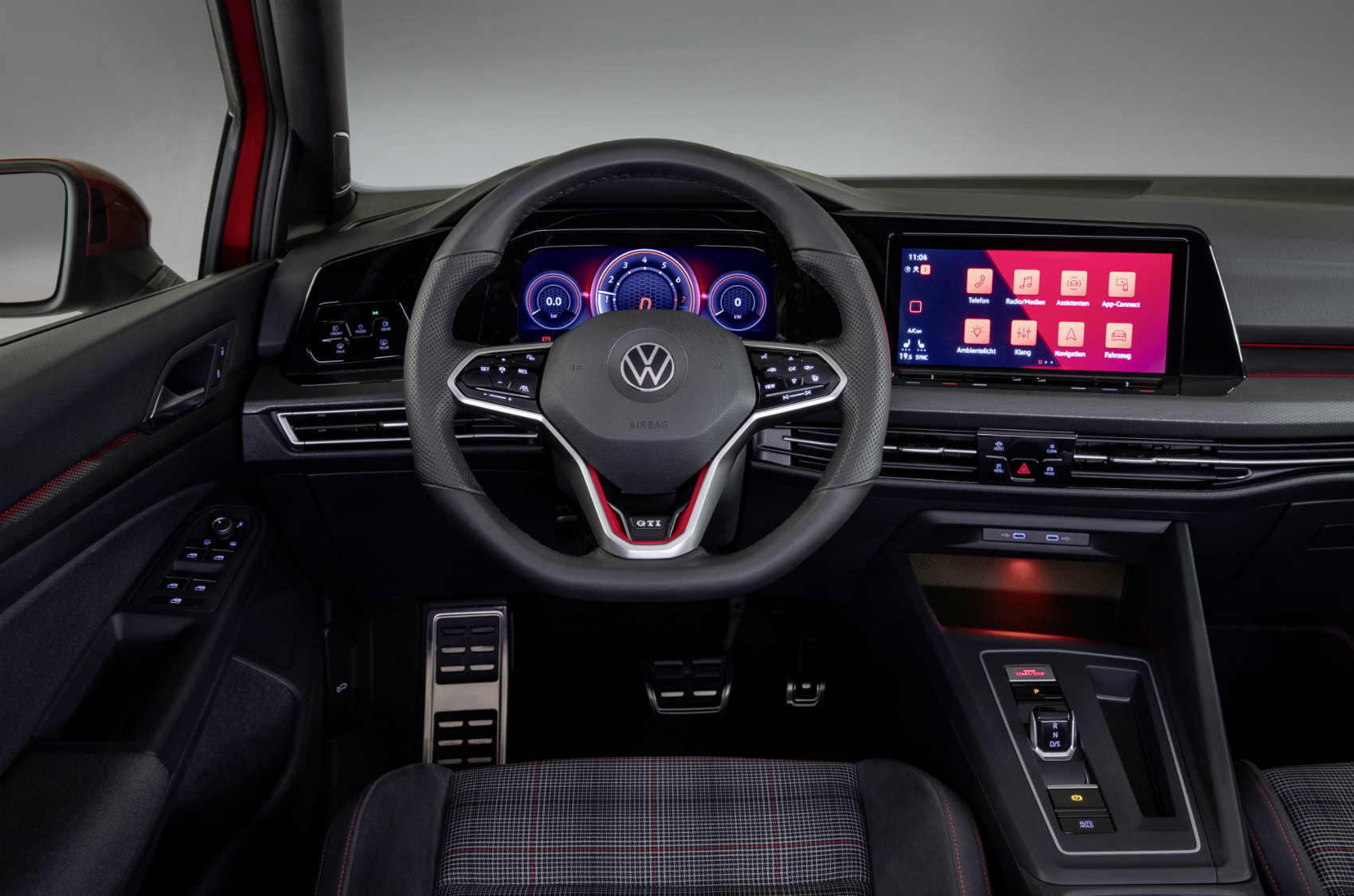Reformulado igualmente no interior, o Voklswagen Golf GTI aposta em linhas simples e na (quase) ausência de comandos físicos, preferindo a digitalização 