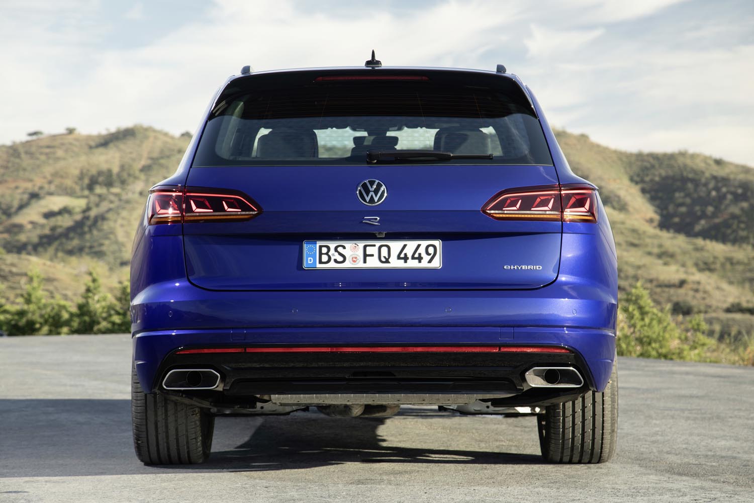 Envergando o estilizado 'R' ao centro do portão traseiro e logo abaixo do duplo V, o Volkswagen Touareg R não esconde, sequer, a designação Hybrid