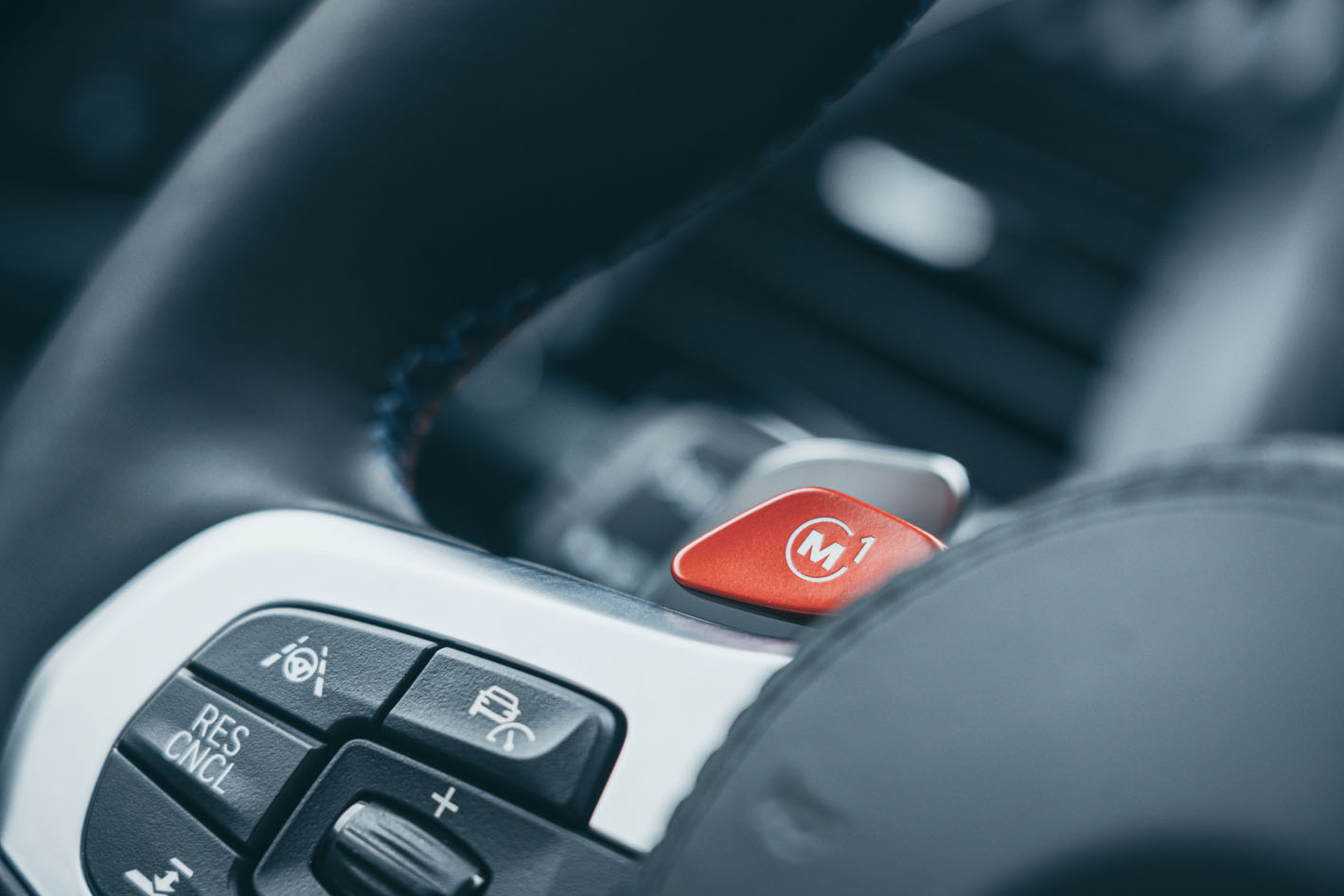 Os botões M1 e M2 do volante podem ser programados 