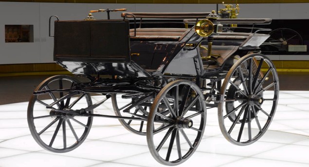 O primeiro automóvel foi desenvolvido por Carl Benz, em 1885. Tinha um motor de um cilindro e chamava-se Benz Patent Motorwagen