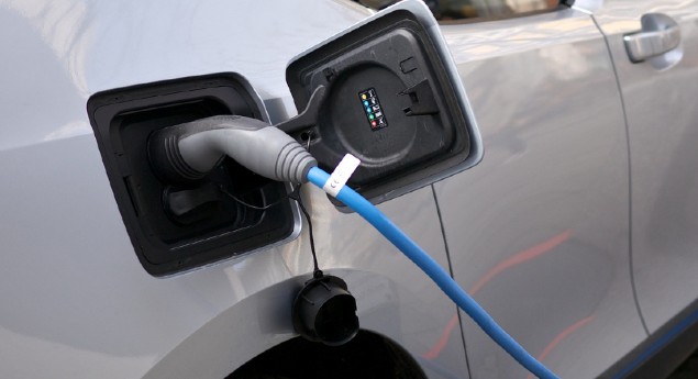 Procura mundial de veículos elétricos vai aumentar até 41% em 2023