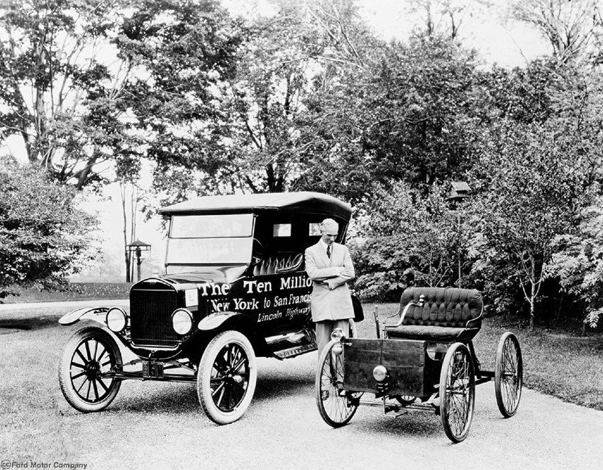 O primeiro automóvel de produção em série foi o Ford T, criado em 1908, por Henry Ford. Custava 850 dólares, mas, com o aumento da procura e produção, em 1925, já só custava 260 dólares