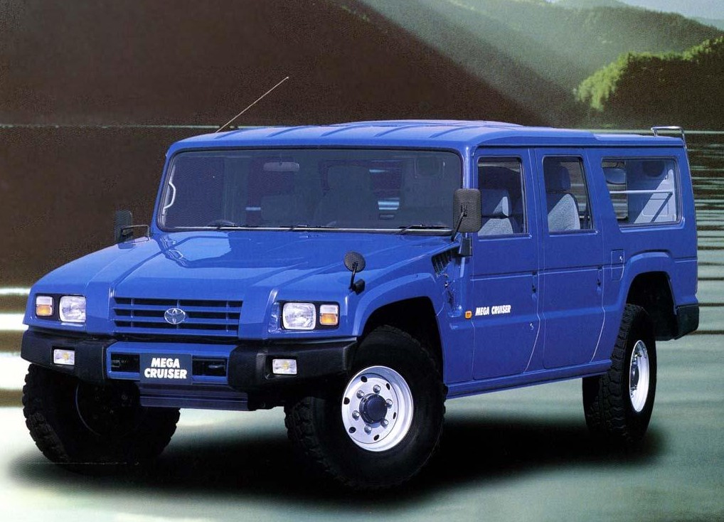Também como veículo de transporte de passageiros (um pouco) mais luxuoso, não faltaram aplicações ao "Hummer" japonês