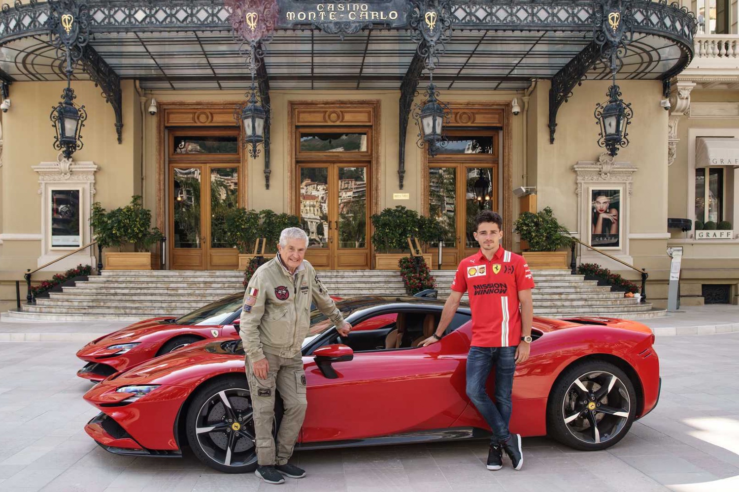 À esquerda o realizador da curta-metragem original, e agora também deste remake, à direita e no meio os dois protagonistas: o Ferrari SF90 e o piloto Charles Leclerc