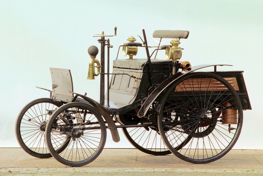 Os primeiros automóveis que existiram, em 1885, assemelhavam-se a carruagens sem cavalos na dianteira