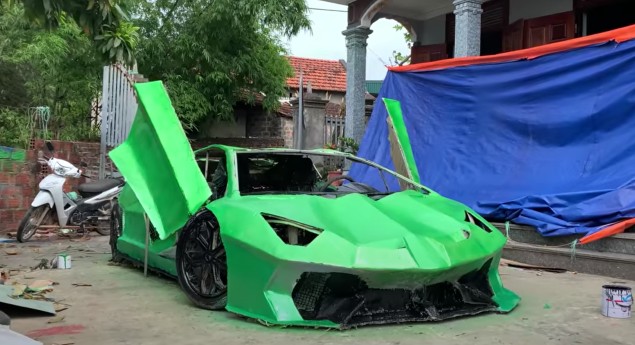 Lamborghini. Vietnamitas replicam Aventador em cartão… e motor de moto