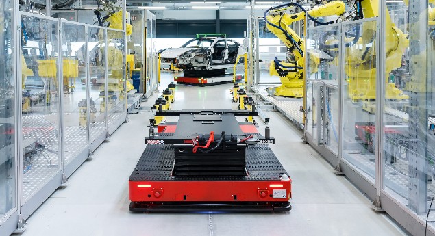 Face à enorme procura. Porsche recorre à Audi para acelerar produção do Taycan