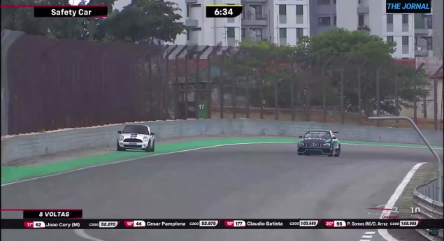 Insólito! Condutor de Mini vai parar no meio de corrida Mercedes em Interlagos