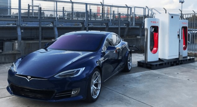 Divulgado através de vídeo não-oficial. Tesla apresenta Model S Plaid a clientes