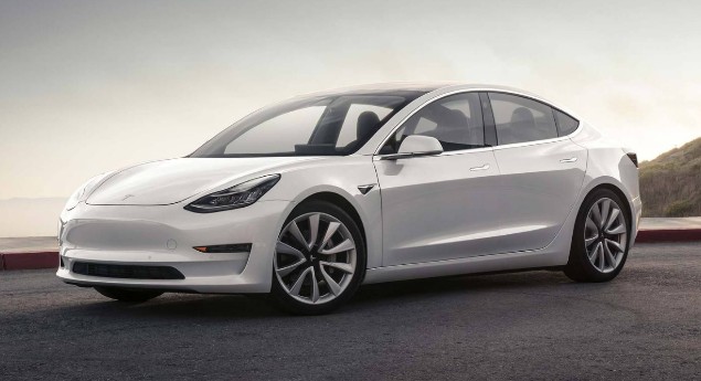 Tesla prepara atualização e simplificação do Model 3