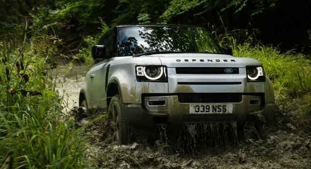 Equipado com V8 de 600 cv. Land Rover prepara versão SVR do Defender