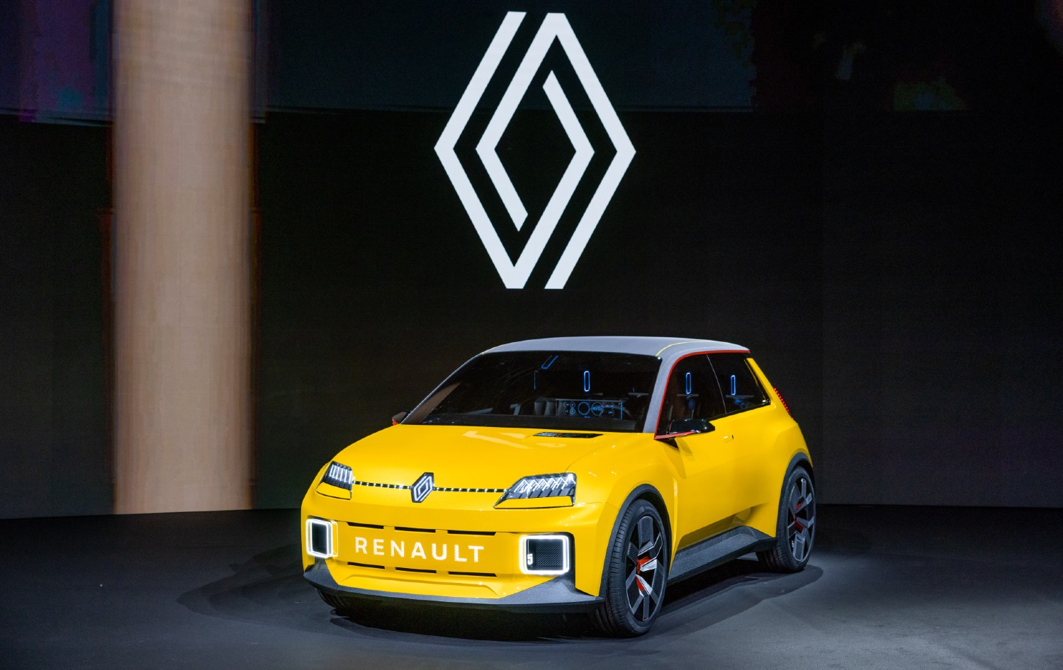 O novo Renault 5, 100% elétrico, é um dos modelos com que a marca do losango conta, para fazer a transição para a Mobilidade 100% elétrica na Europa 
