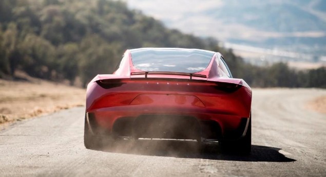Tesla Roadster estreia-se no Petersen Museum a prometer 1,1s na aceleração