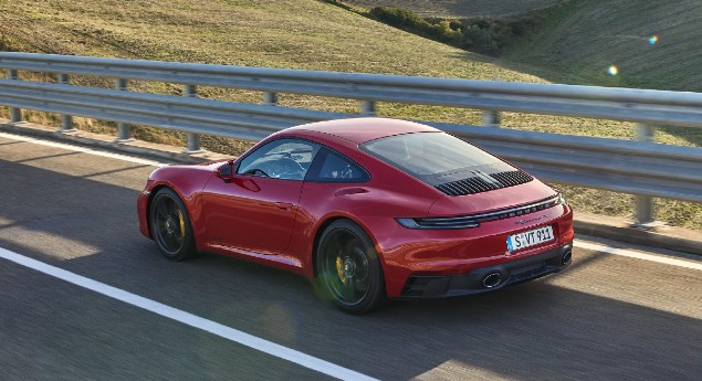 Com cinco variantes. Porsche apresenta o novo e mais dinâmico 911 GTS
