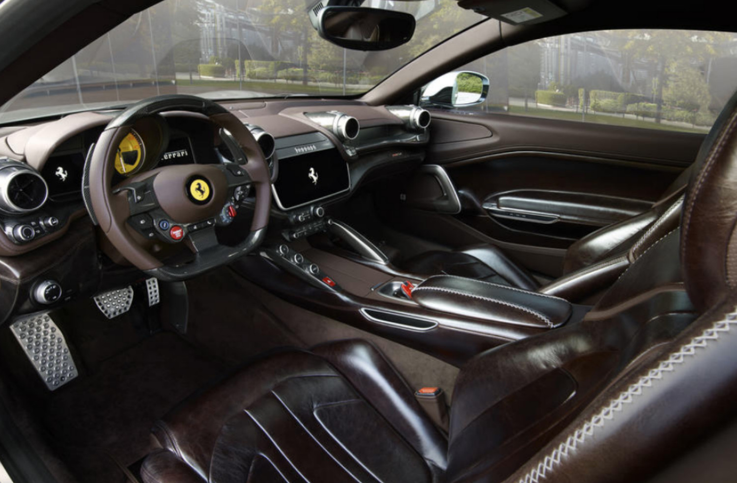 O Ferrari BR20 apresenta um habitáculo clássico e distinto