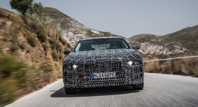 Imagens e vídeo. BMW mostra i7 em fase final de desenvolvimento