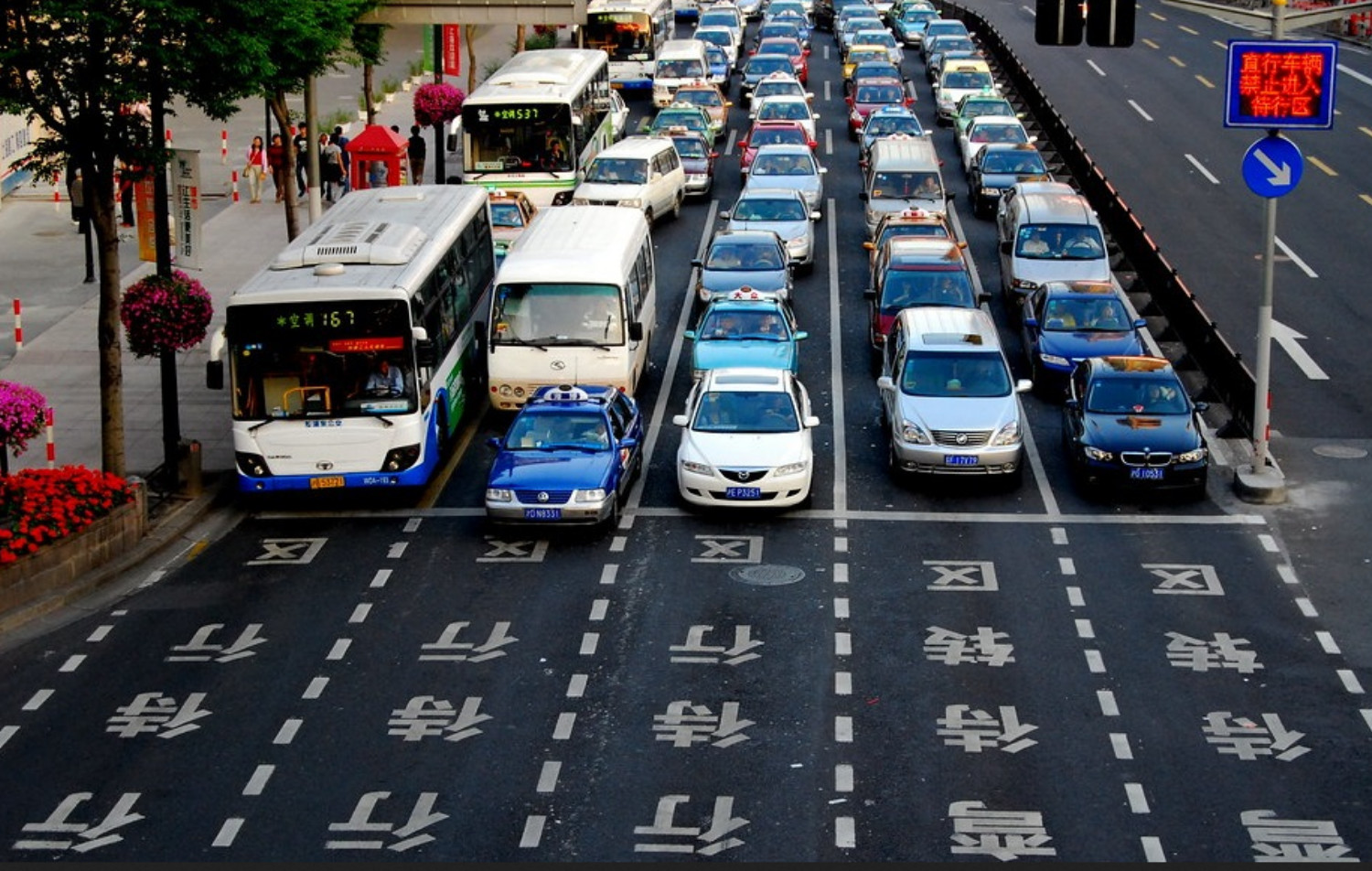 A China possui, hoje em dia, o maior parque rolante do Planeta, com 301 milhões de veículos registados... sem contar com as motos!