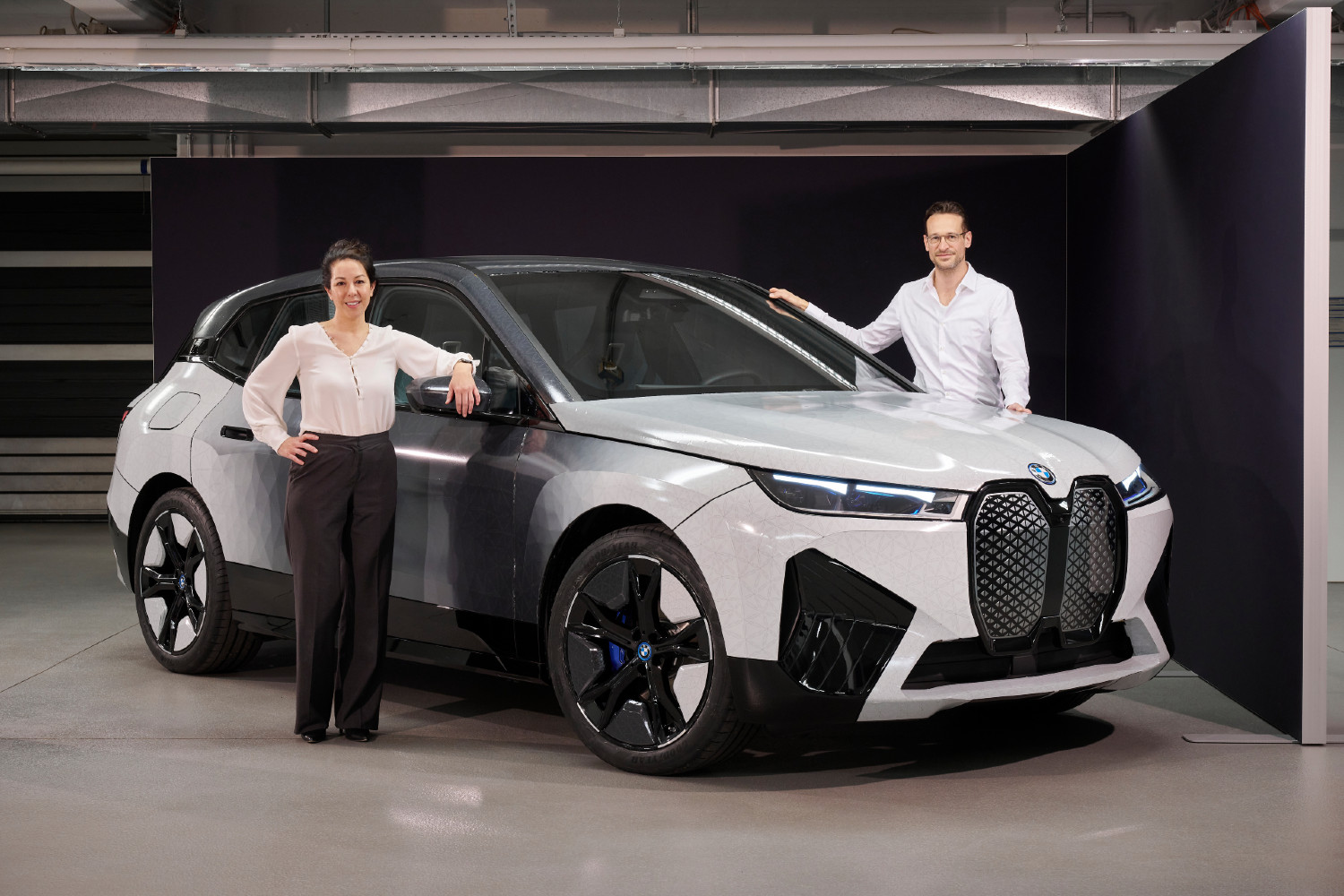 Os responsáveis pelo projecto BMW iX Flow e pela E-Ink, Stella Clarke, a líder da iniciativa, e Dirk Müller-Stolz, Director para o Design Exterior da BMW