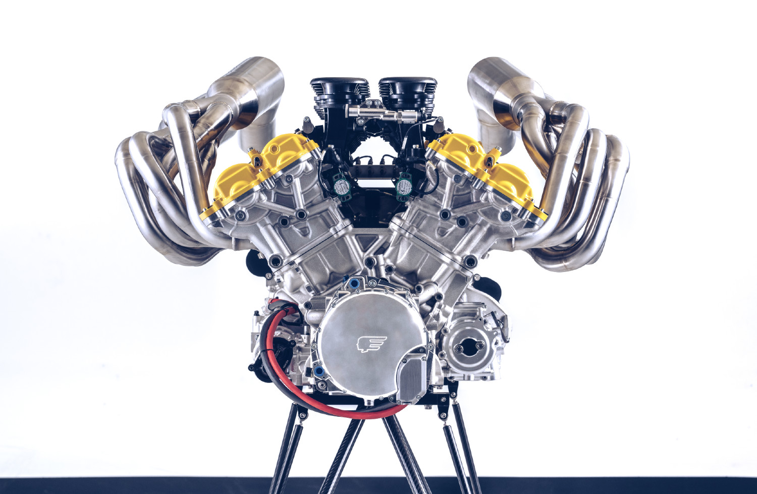 O V12 de origem Cosworth foi reconfigurado de forma a debitar "apenas" 11.100 rpm