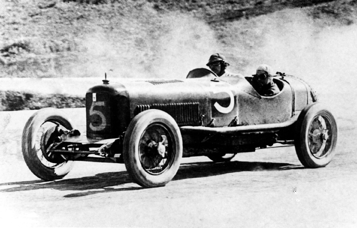 O primeiro carro como logótipo do tridente no capot: o Maserati T26, aqui em acção na sua prova de estreia, a Targa Florio de 1926